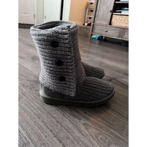 UGG Women's Classic Cardy Winter Boot size 7 - Picture 1 of 8